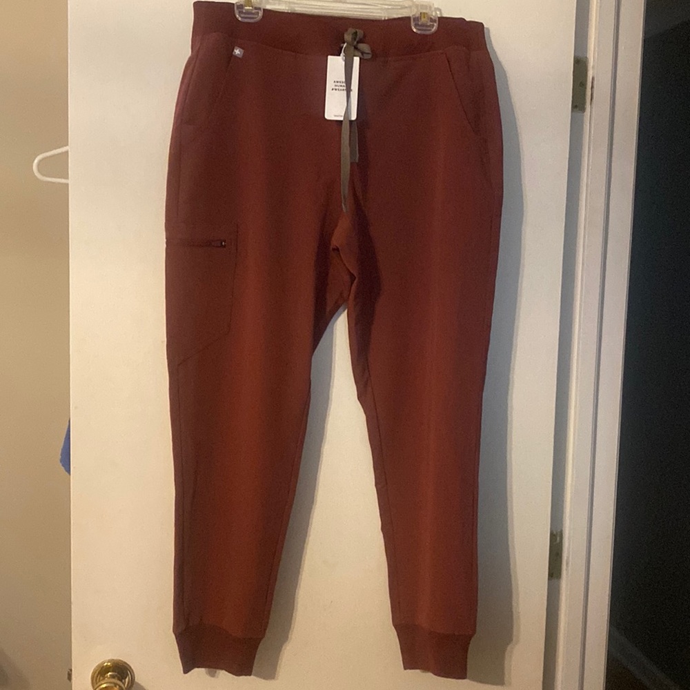 NWT Fig Scrub Zamora jogger scrubs size large.           Color RD001.